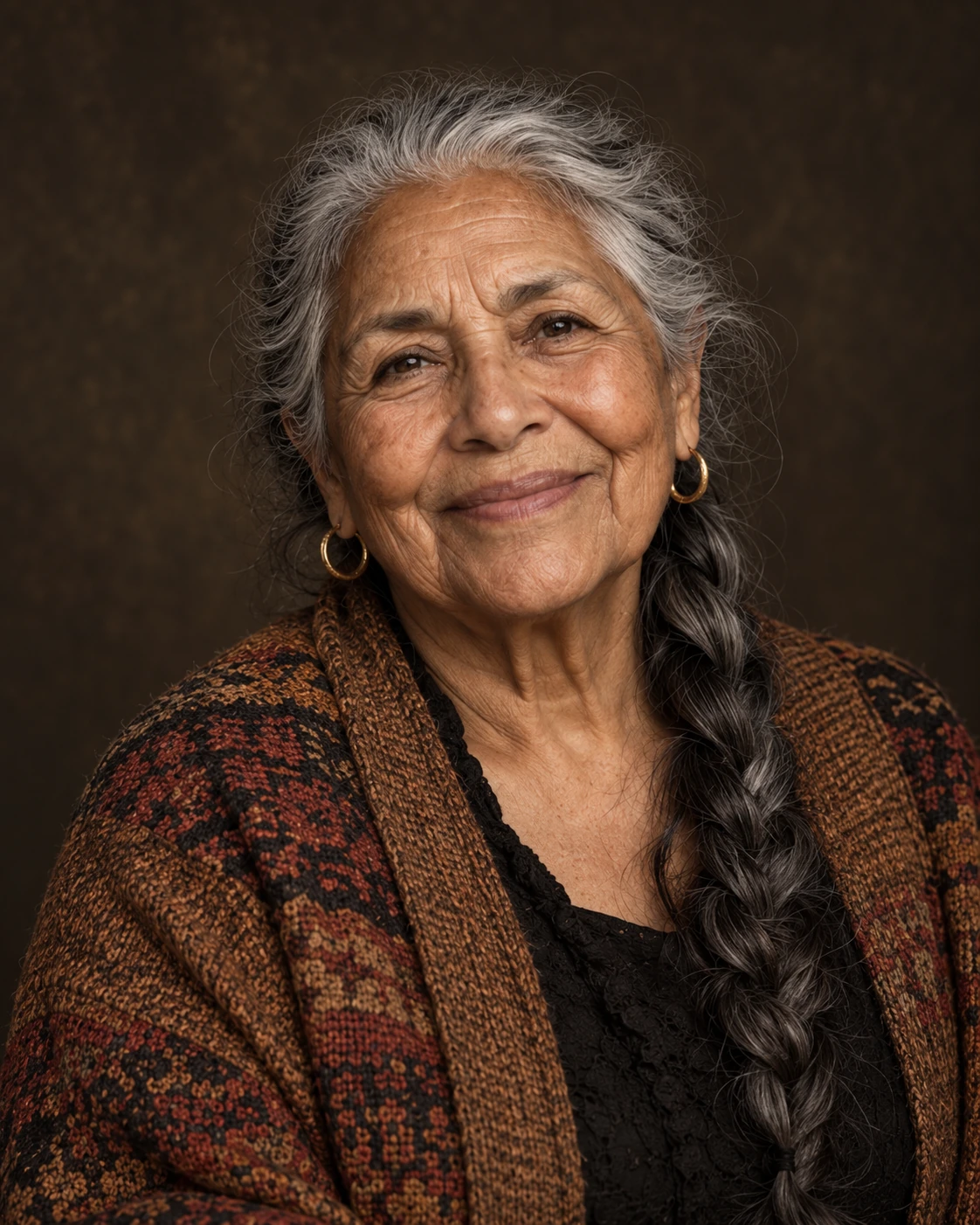 Portrait naturel d’une femme âgée aux cheveux argentés tressés, sourire doux et rides préservées