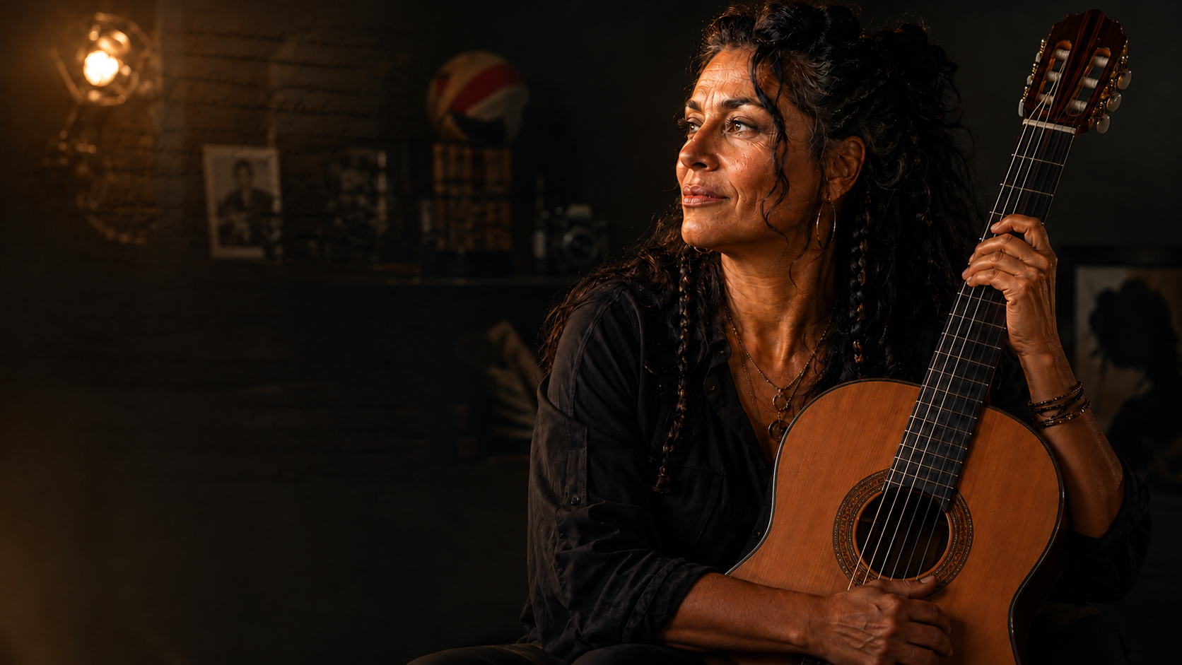 Femme tenant sa guitare espagnole dans une lumière chaleureuse