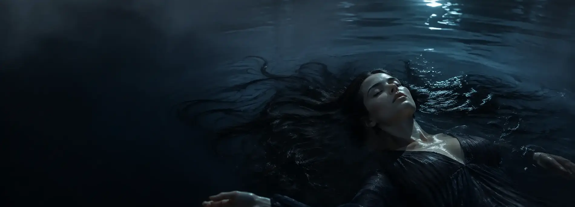 Femme flottant sur une eau sombre, éclairée par la lune, sa longue chevelure portée par les flots